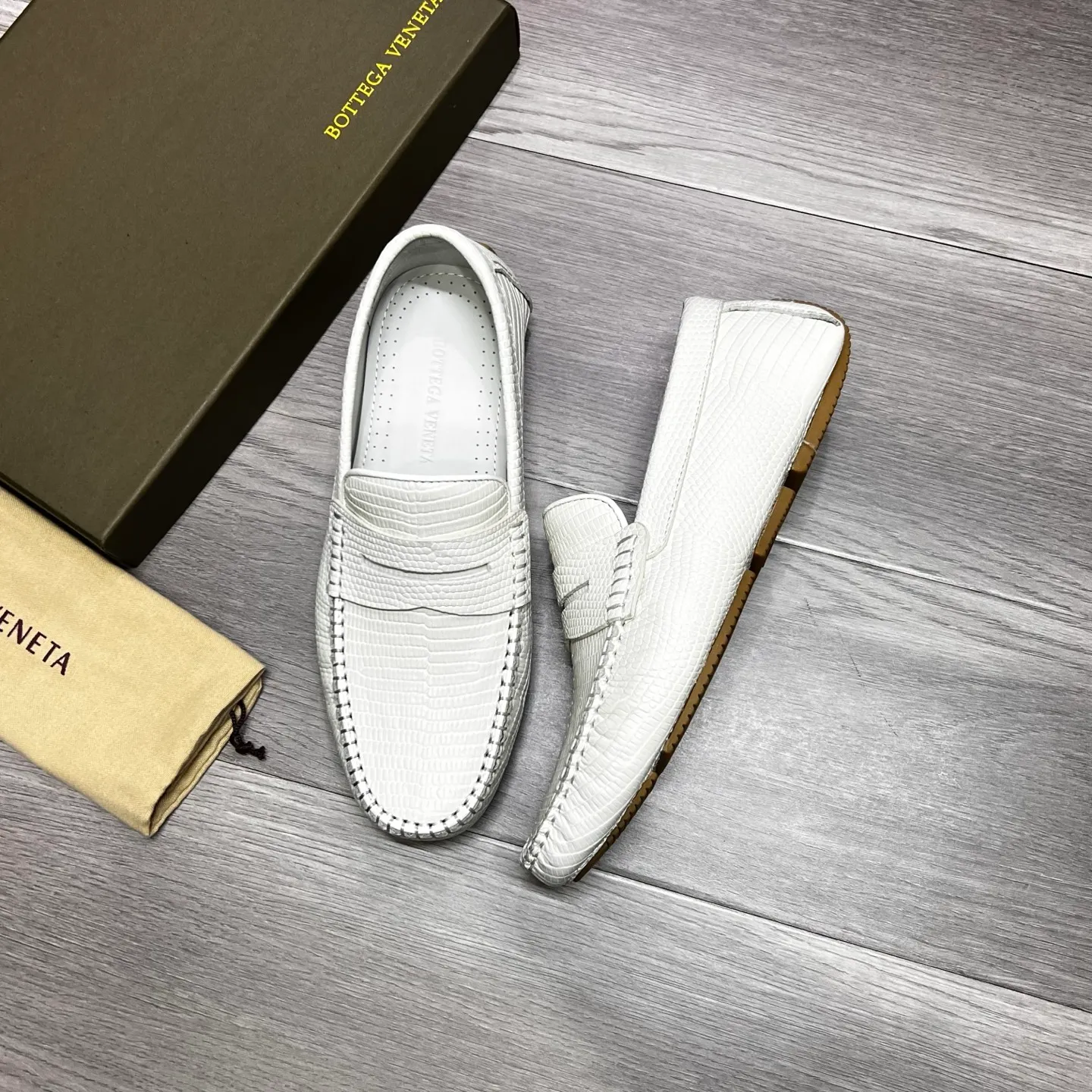 Factory price 480 BV 〰️Purely handmade classic men's beanie shoes👉👉driving shoes, slip-on shoes, made of imported cowhide from Italy, 💕water-dyed cowhide lining, 🔊original outsole, waterproof platform design, comfortable on the feet. A good choice for traveling and driving, three colors available, code number: 38-44, (45 can be customized)